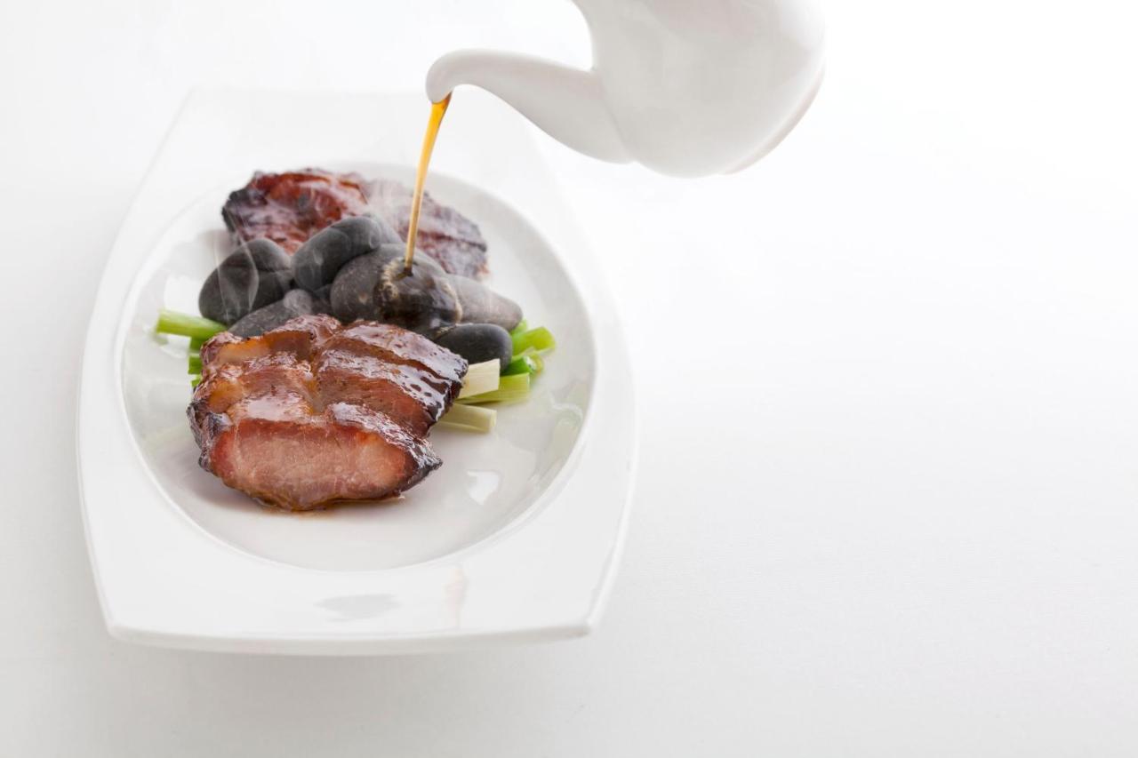 Hong Kong Skycity Marriott Hotel Eksteriør billede Soy sauce being poured onto a plate of food