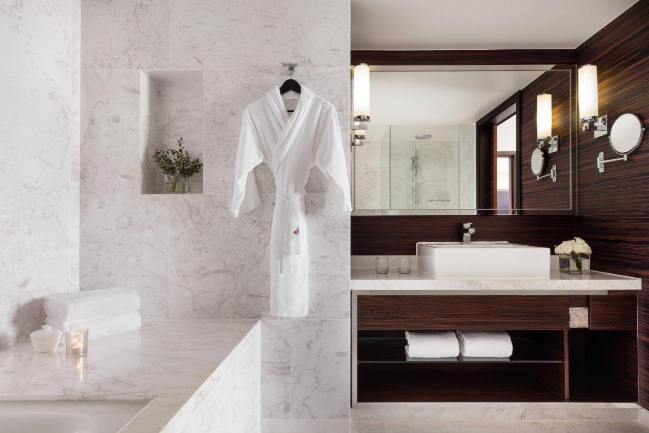 Hong Kong Skycity Marriott Hotel Eksteriør billede A bathrobe hanging on a shower door