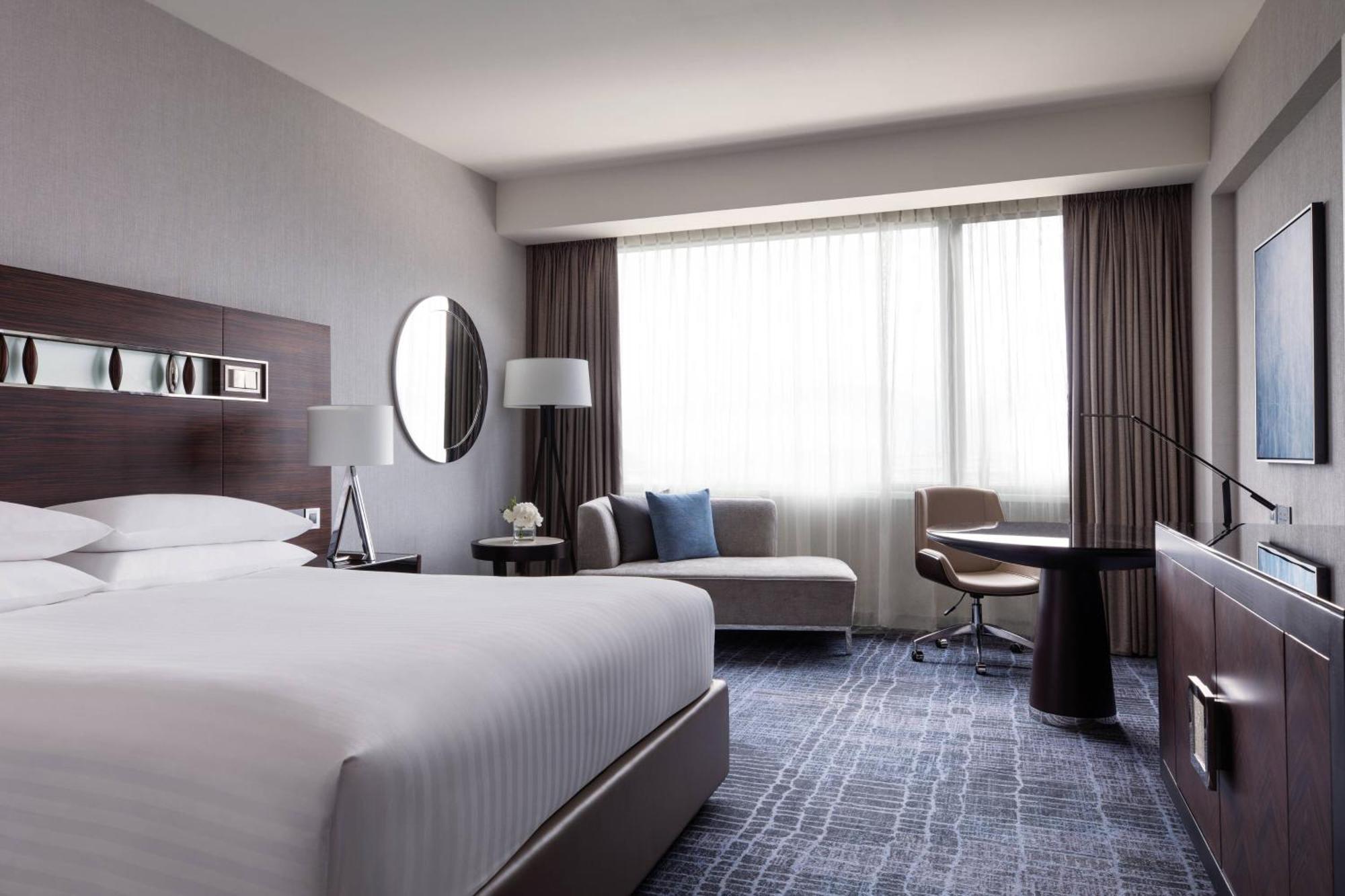 Hong Kong Skycity Marriott Hotel Eksteriør billede A guest room at the hotel