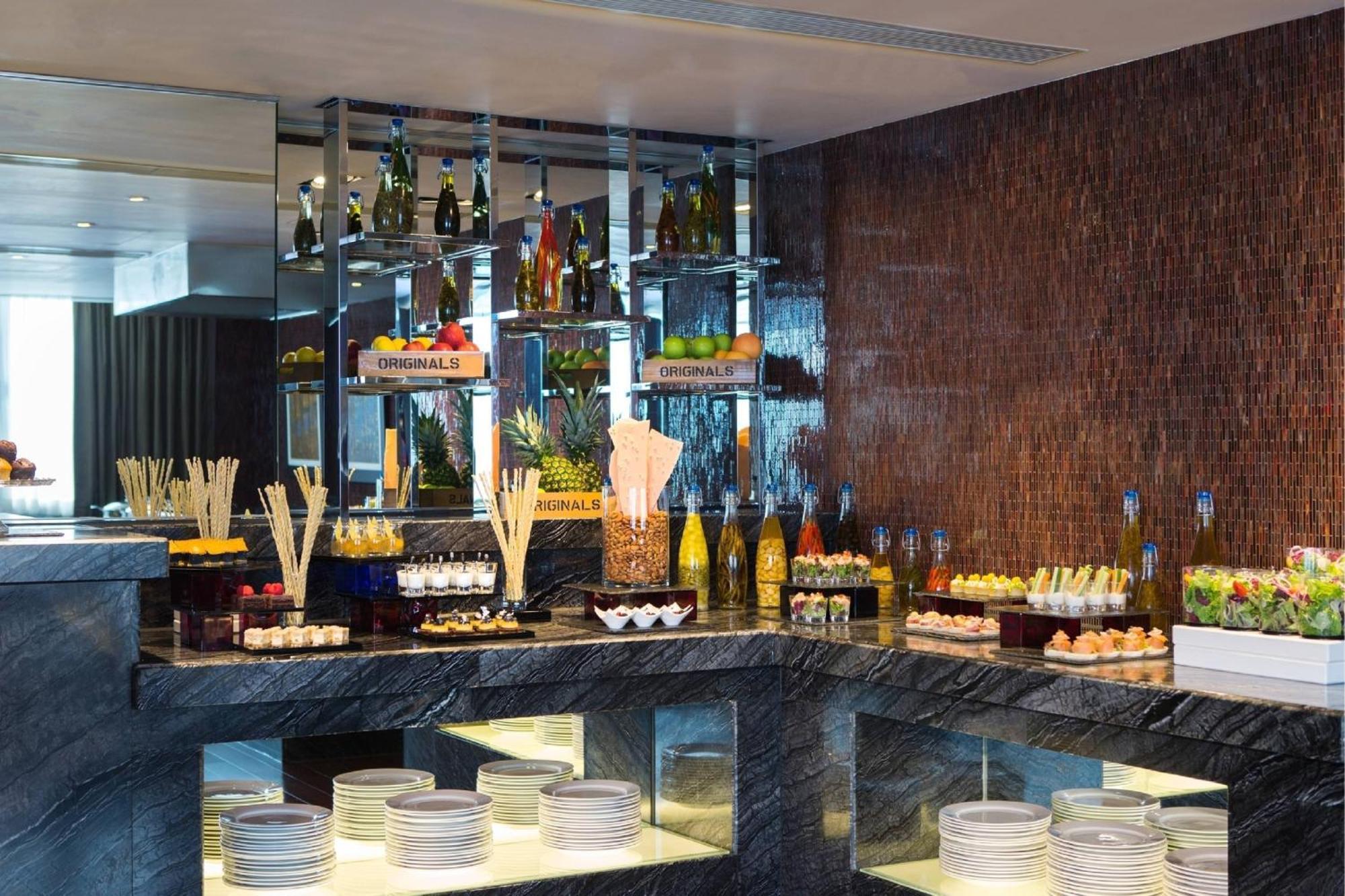 Hong Kong Skycity Marriott Hotel Eksteriør billede A buffet at a hotel