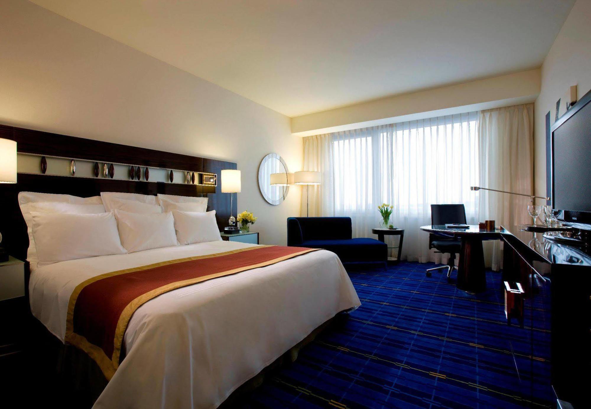 Hong Kong Skycity Marriott Hotel Værelse billede A typical room at the Westin Palace Madrid