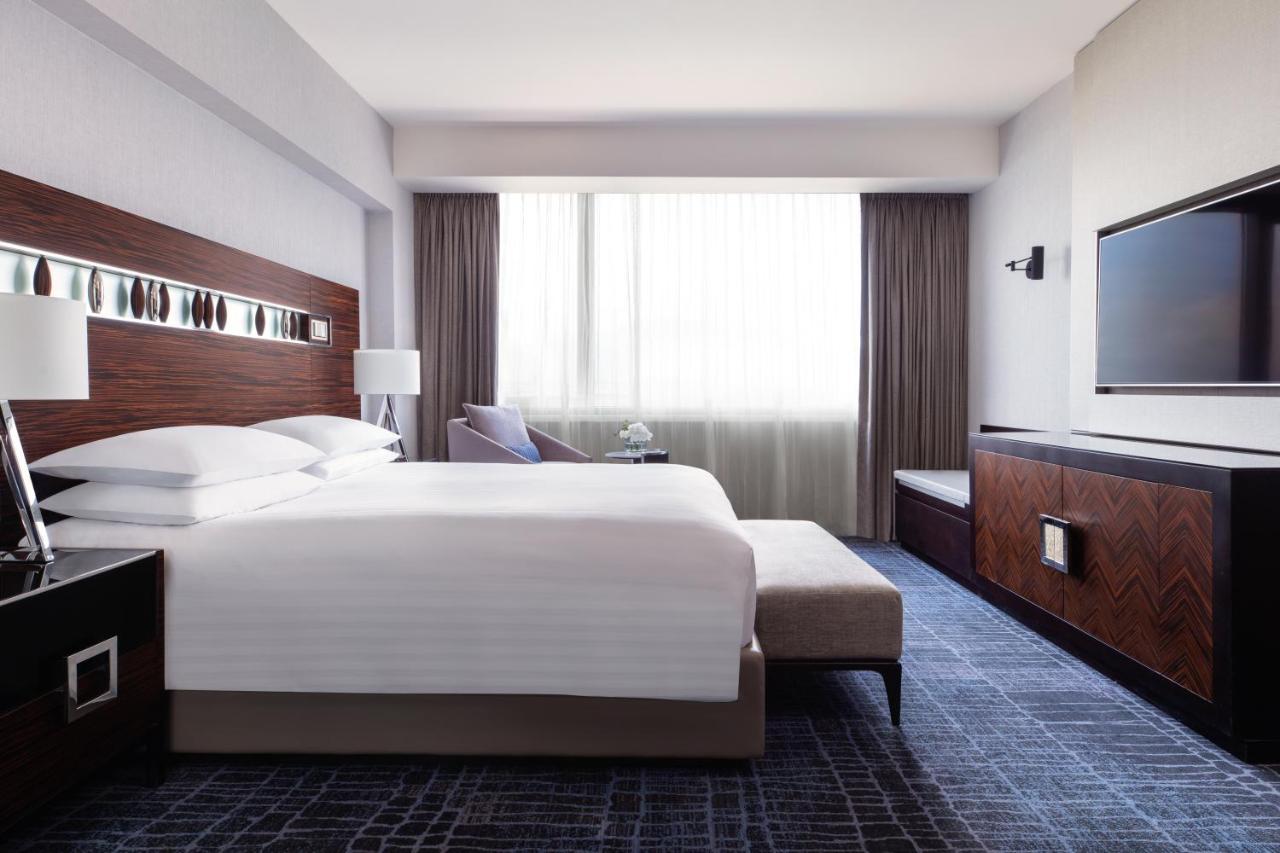 Hong Kong Skycity Marriott Hotel Eksteriør billede A guest room at the Renaissance Boston Harborview